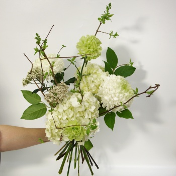 Букет бело-зелёный с хризантемой и гортензией