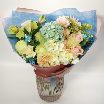 Букет с гортензией, розами, гвоздиками в голубых тонах