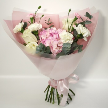 Букет с гортензией, розами и гвоздиками