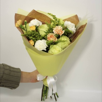 Букет с розами и гвоздиками в зеленых тонах