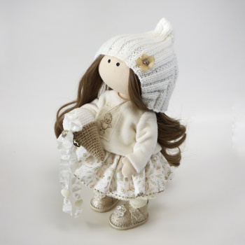 Кукла ручной работы с мороженым