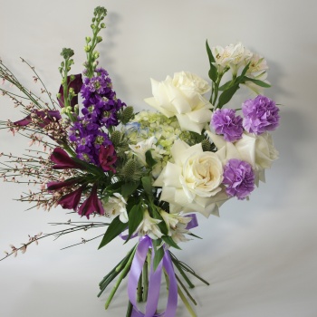 Букет с маттиолой, розами и каллами