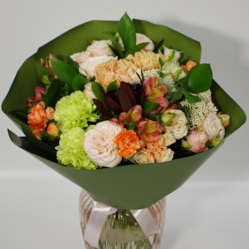 Зеленый букет с розами, альстромериями и гвоздиками