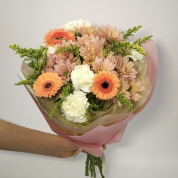 Букет с герберой, хризантемой и гвоздикой 