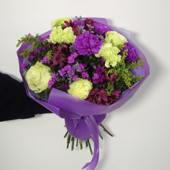 Букет в лиловых тонах с гвоздиками