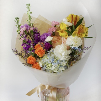 Букет с гортензией, розой, маттиолой