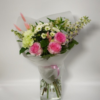 Букет с розами, хризантемами и лагурусом