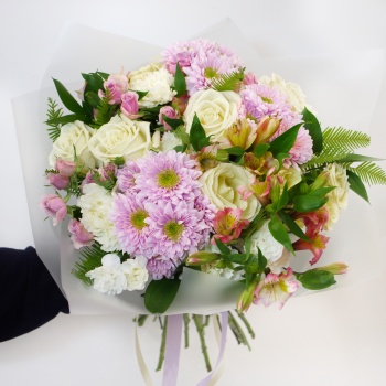 Букет весенний с розами и альстромериями