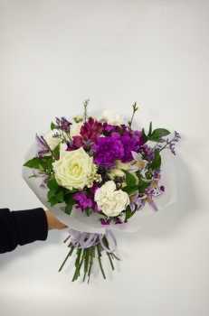 Букет с розой, фиолетовой гвоздикой и клематисом