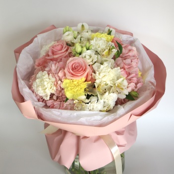 Букет с розами, желтыми гвоздиками, гортензией