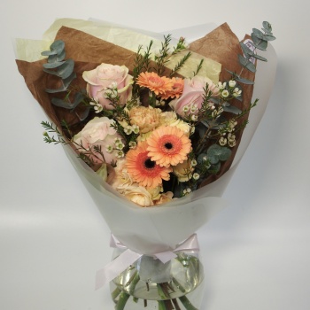 Букет с оранжевой герберой и розами 