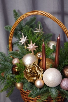 Новогодняя композиция в корзине с нобилисом.
