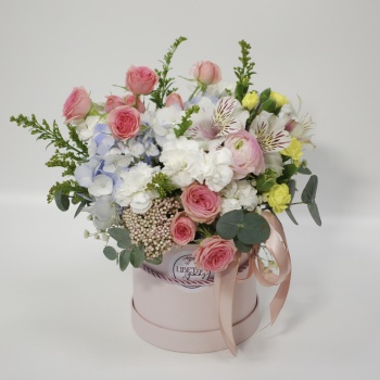 Букет с кустовыми розами, гортензией и гвоздиками в шляпной коробке