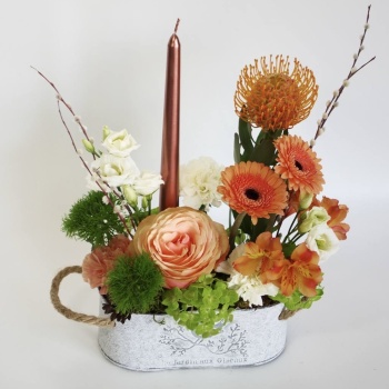 Кашпо с пасхальной композицией с герберами и розой