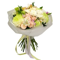 Букет с белой хризантемой и кустовой розой